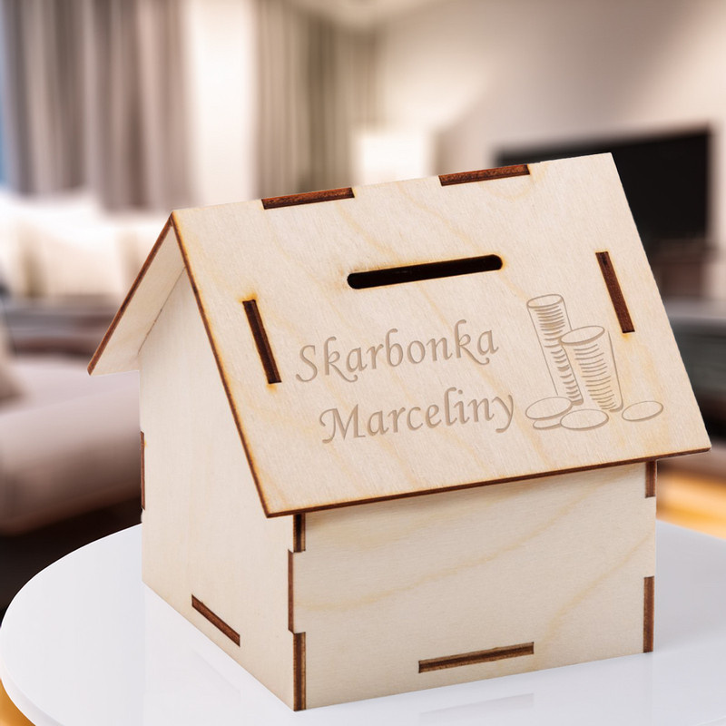 Drewniana skarbonka w kształcie domku 