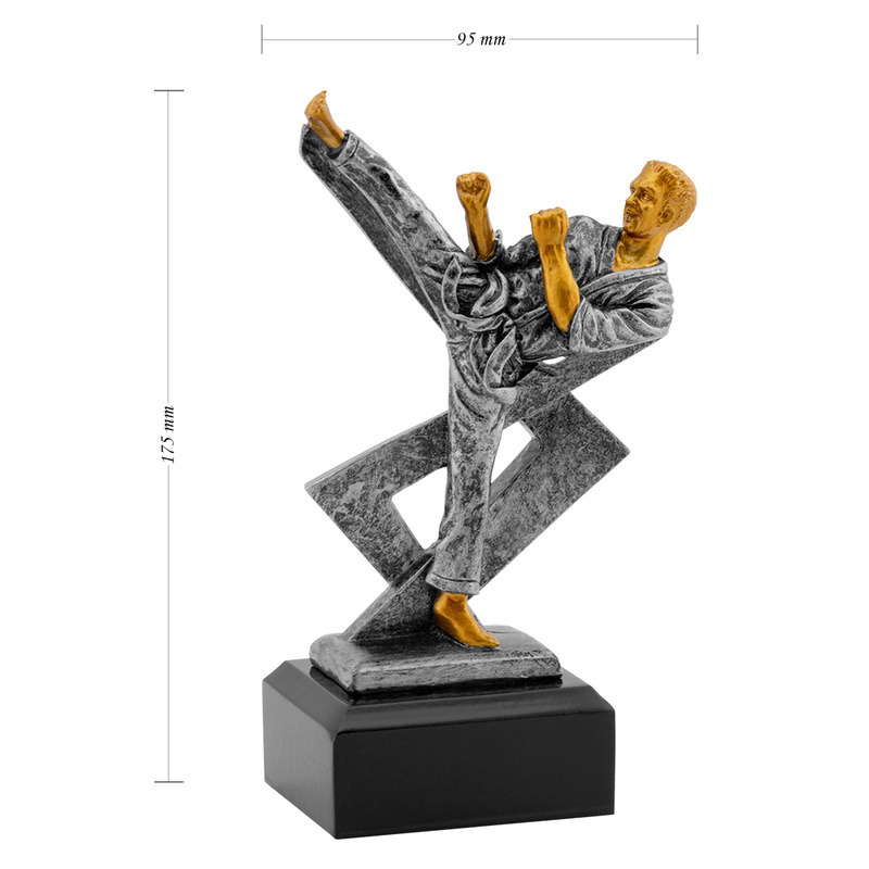 Statuetka przedstawiająca postać zawodnika karate