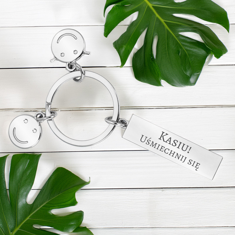 Breloczek z dwiema uśmiechniętymi buźkami