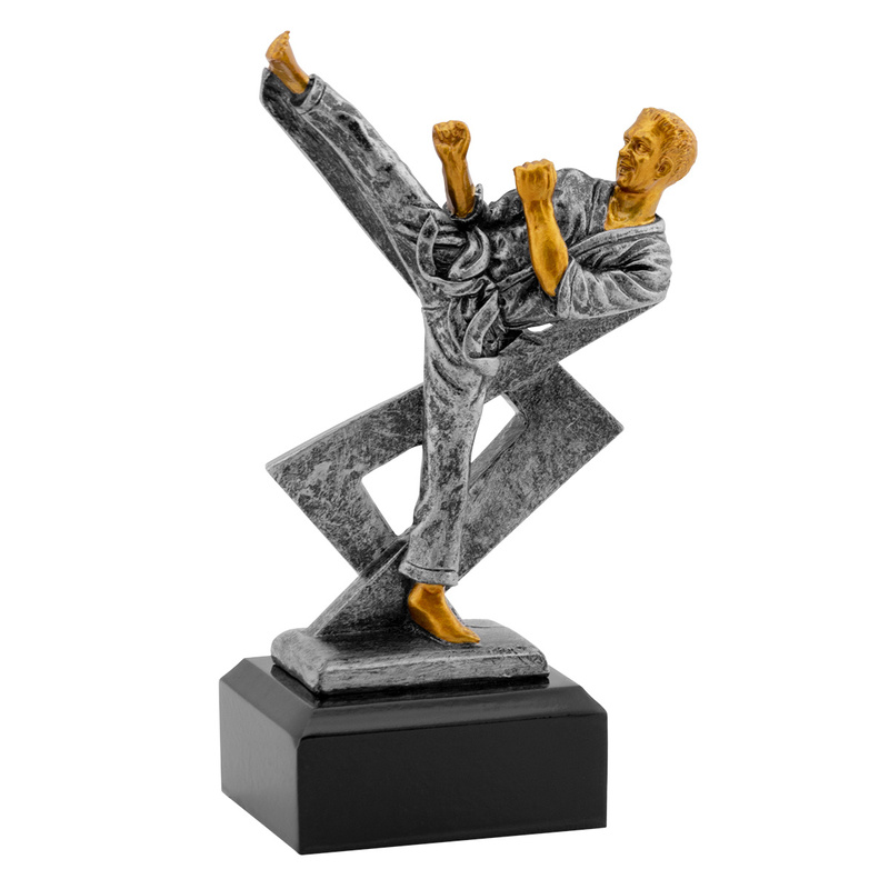 Statuetka przedstawiająca postać zawodnika karate