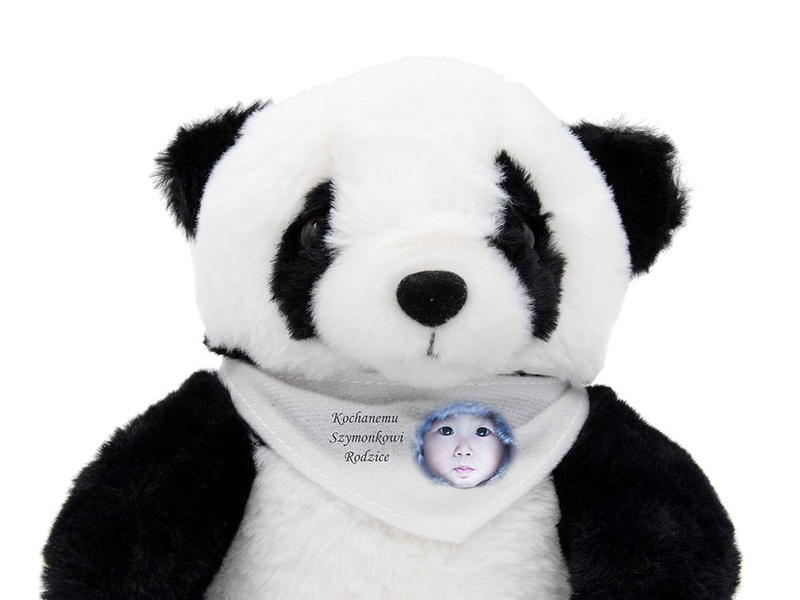 Panda z białą chustką